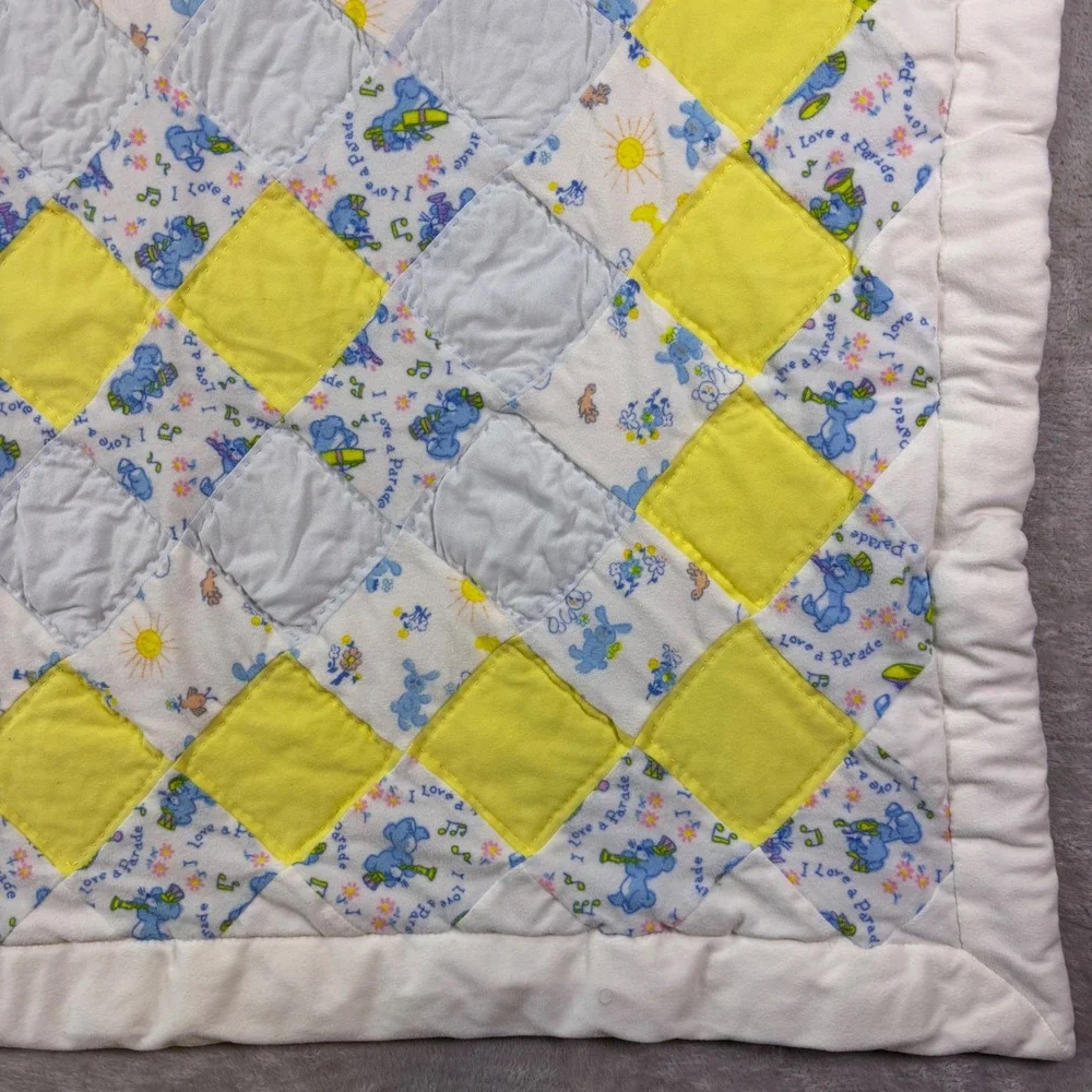 Vtg Unbranded Kids Baby Blanket OS White Yellow Blue Quilted Bear Parade Print